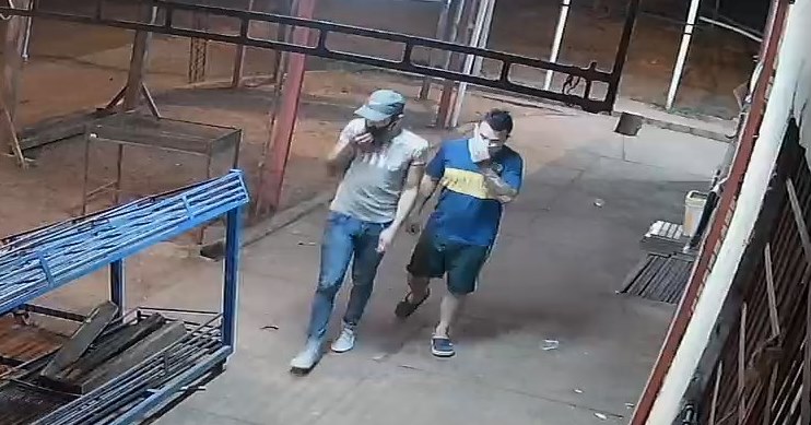 Los malvivientes fueron captados por imágenes de circuito cerrado. Foto: Captura de video.