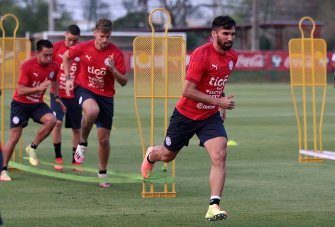 Alberto “Beto” Espínola en la práctica de la Selección Nacional. Foto: @Albirroja