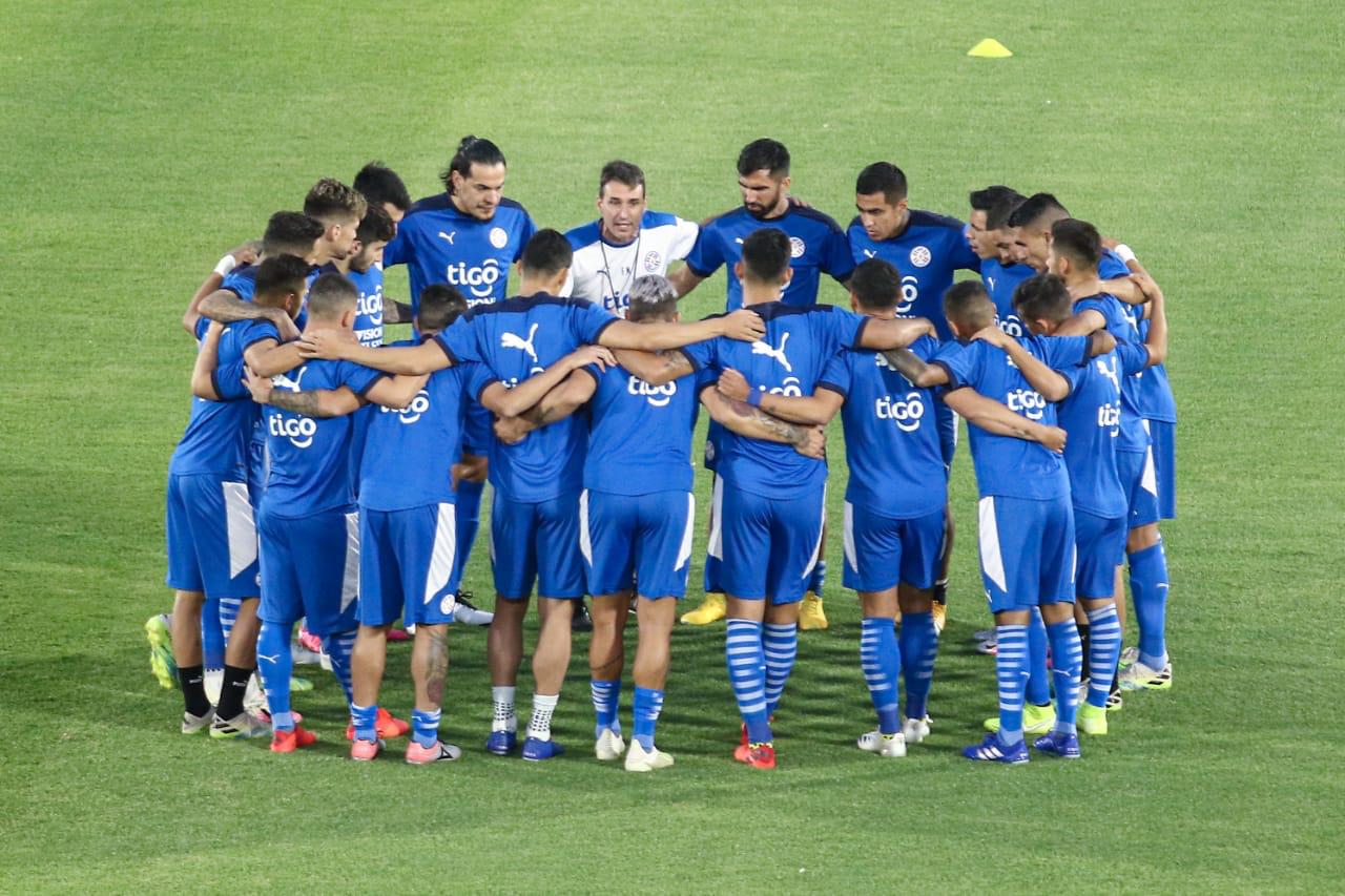 Equipo albirrojo reunido en la previa del juego