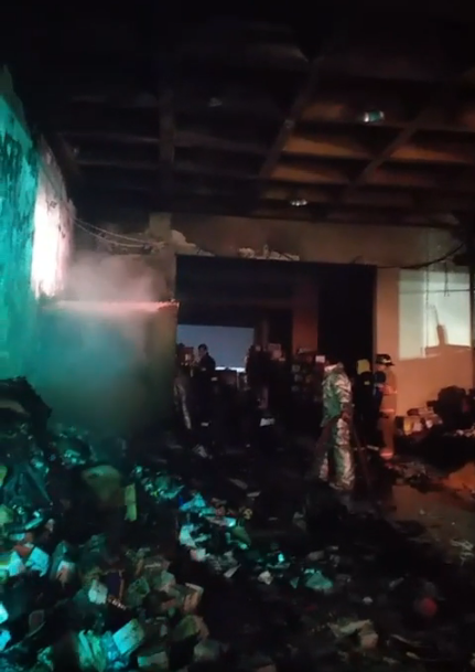 Todas las mercaderías se quemaron en su totalidad. Foto: Captura de video.