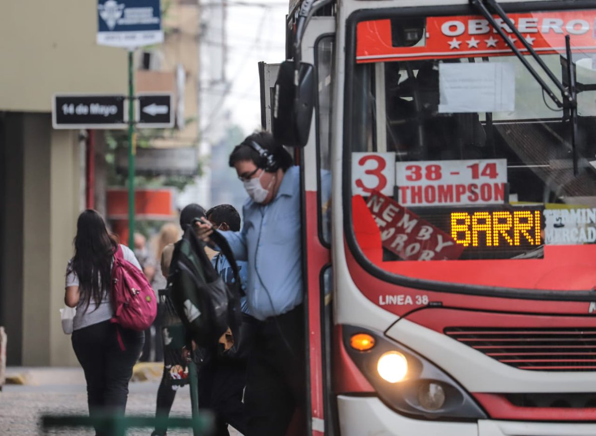 Pasajero descendiendo del bus.