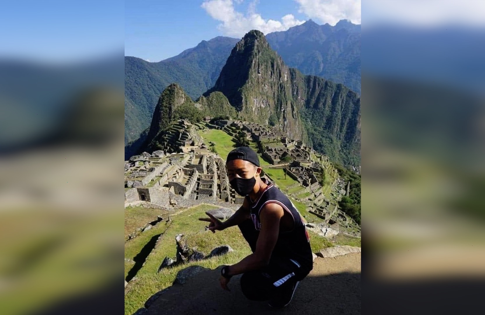 Jesse Takayama posando con las ruinas de Machu Picchu.