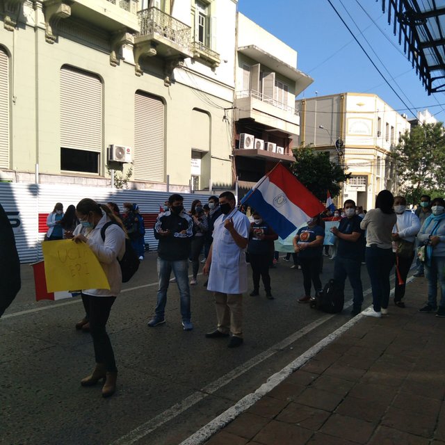 Una nueva manifestación del personal de blanco del Hospital de Clínicas se dará frente al Ministerio de Hacienda. Foto referencial: Clara Martínez