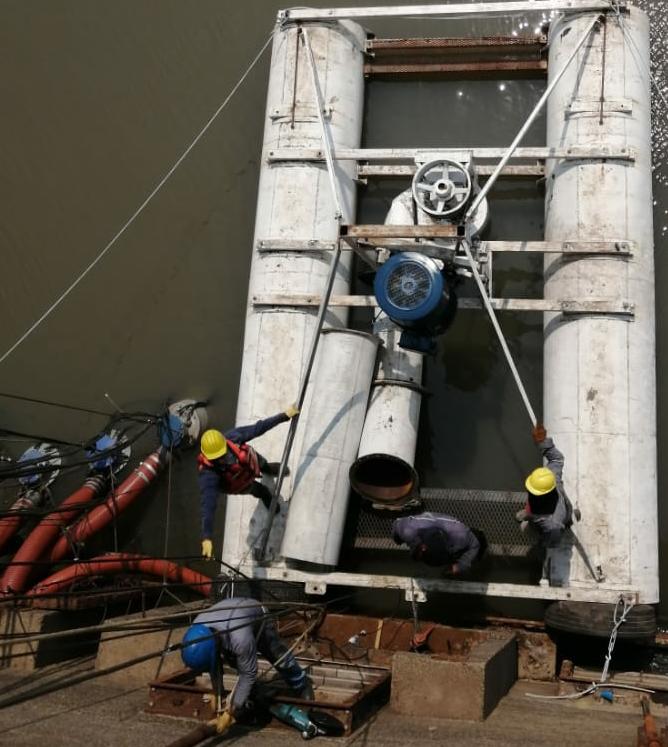 Trabajos de instalación de una bomba tipo arrocera para garantizar el servicio de agua potable. Foto: @EssapSA