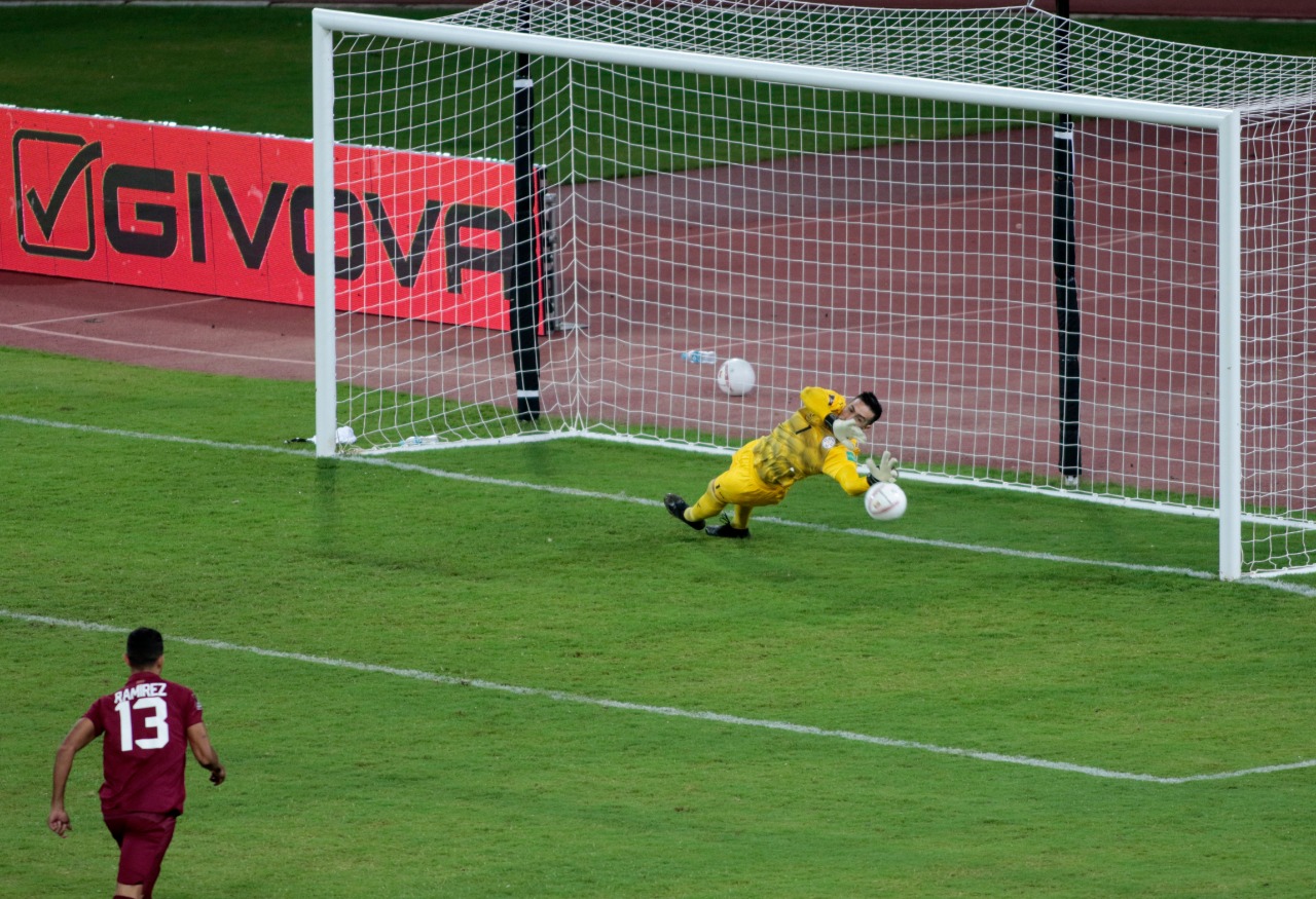 El penal atajado por Antony Silva a Herrera. Foto: @Albirroja