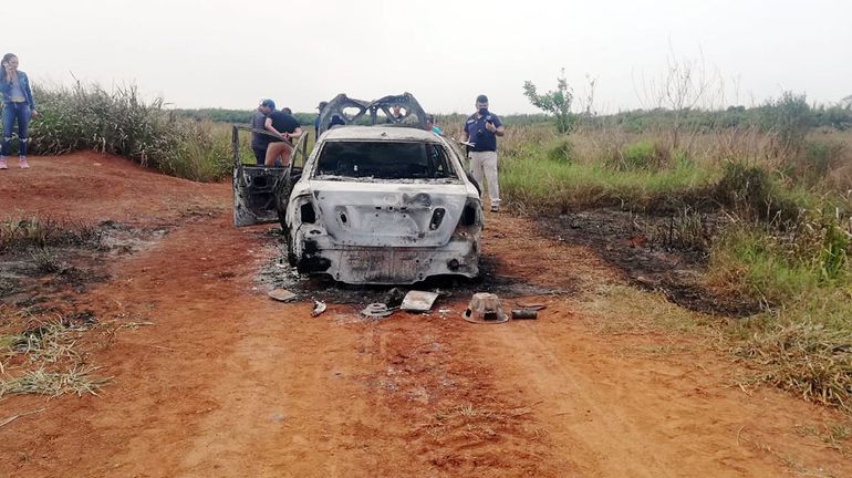 El automóvil de las presuntas víctimas de secuestro fue quemado en Carmen del Paraná. Foto: Gentileza.