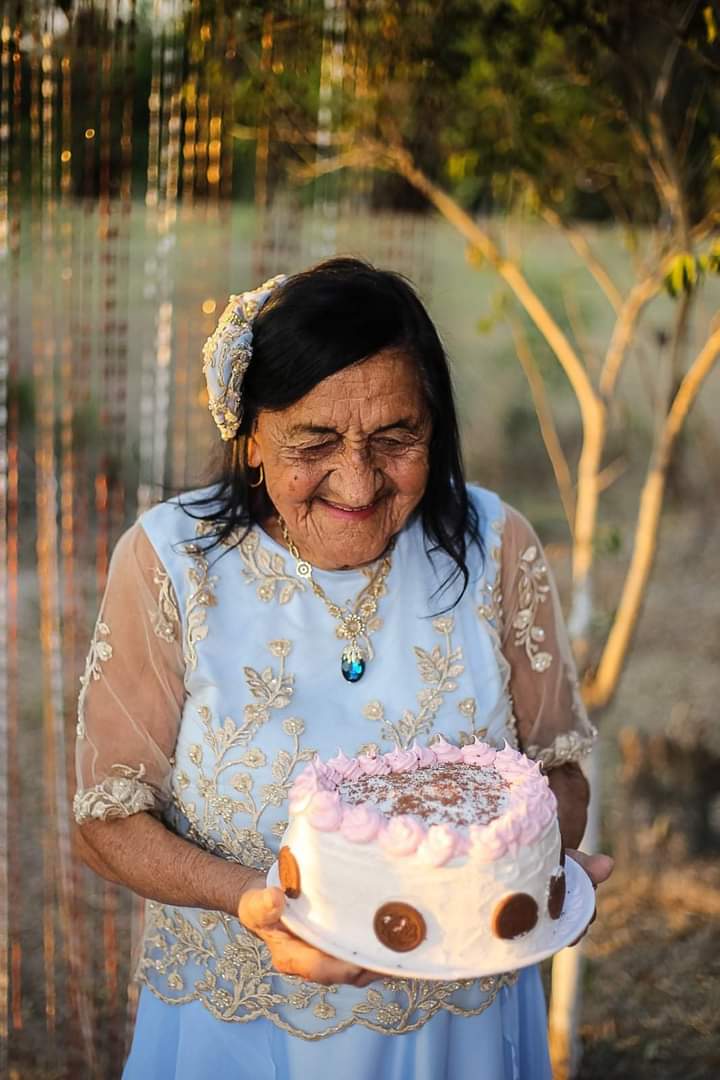 Doña Teresa Ávalos, viuda de Sanabria, celebró sus 101 años con una sesión de fotos. Foto: Gentileza.