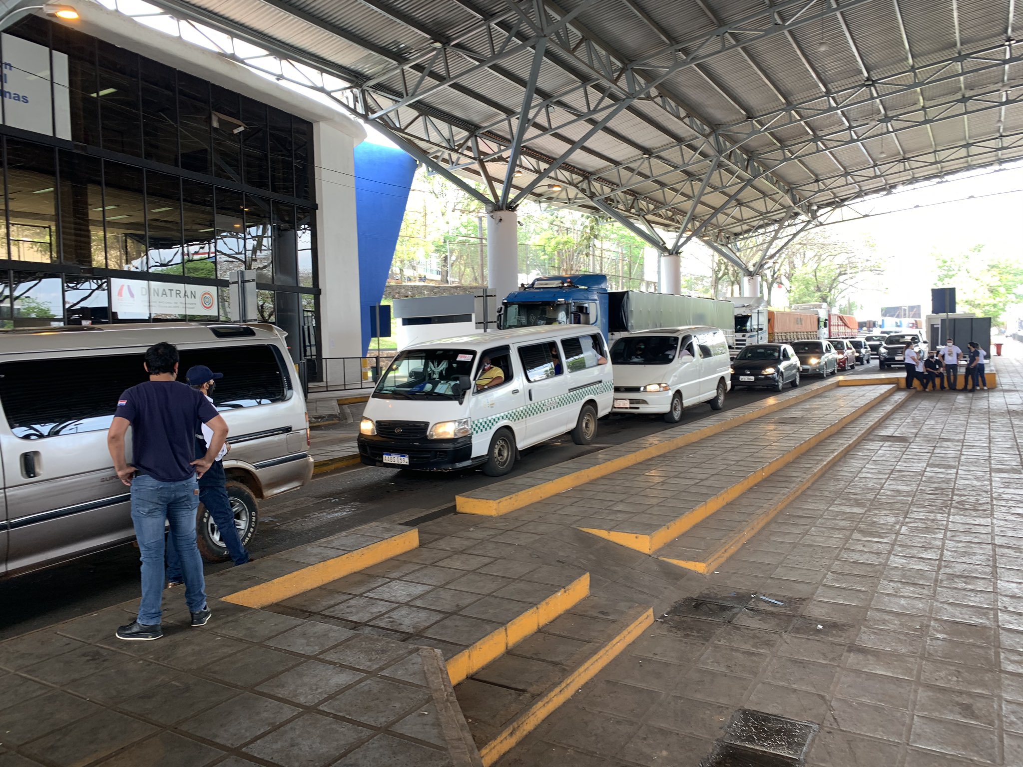 Ingreso a través del Puente de la Amistad. Foto: @DGMParaguay