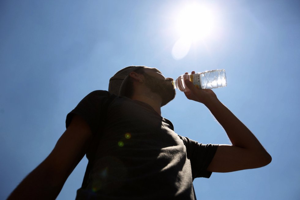 Ante las altas temperaturas, la buena hidratación es vital. Foto referencial.