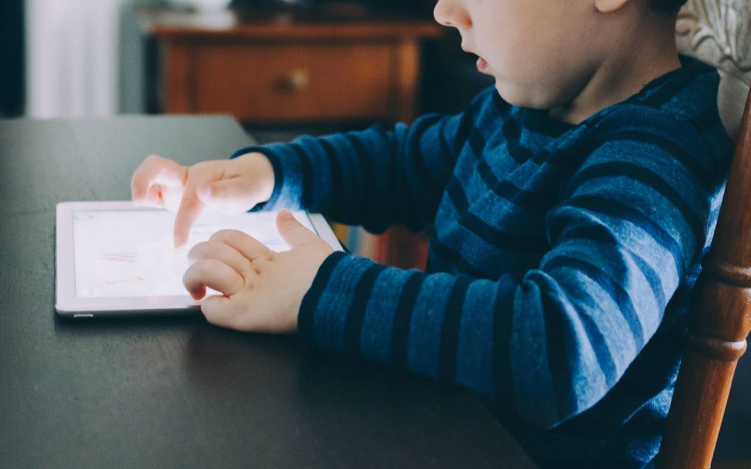 Piden precaución a padres ante el aumento del uso de internet en niños pequeños
