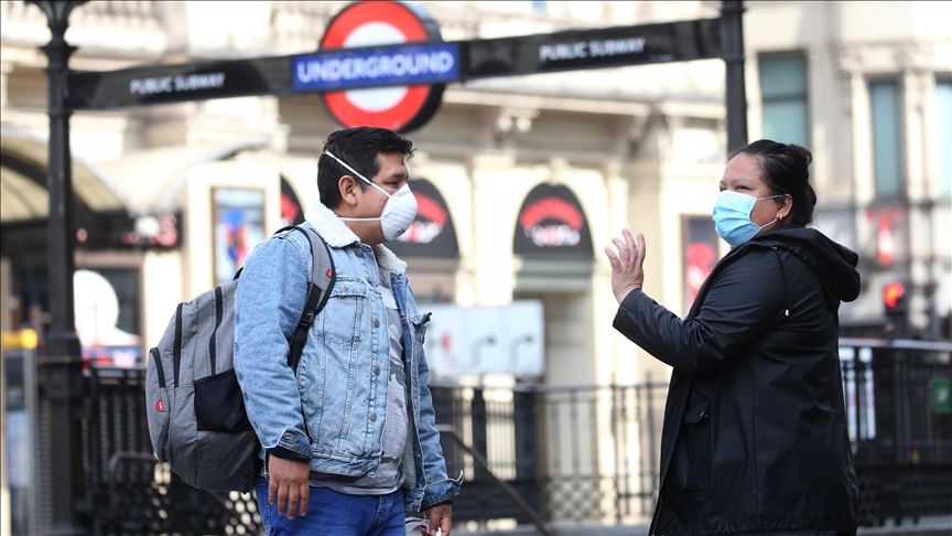 Personas caminando por las calles de Londres.