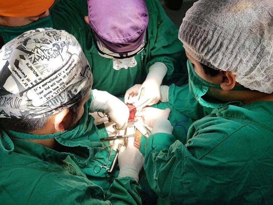 Imagen ilustrativa, médicos cirujanos practicando una operación a paciente.
