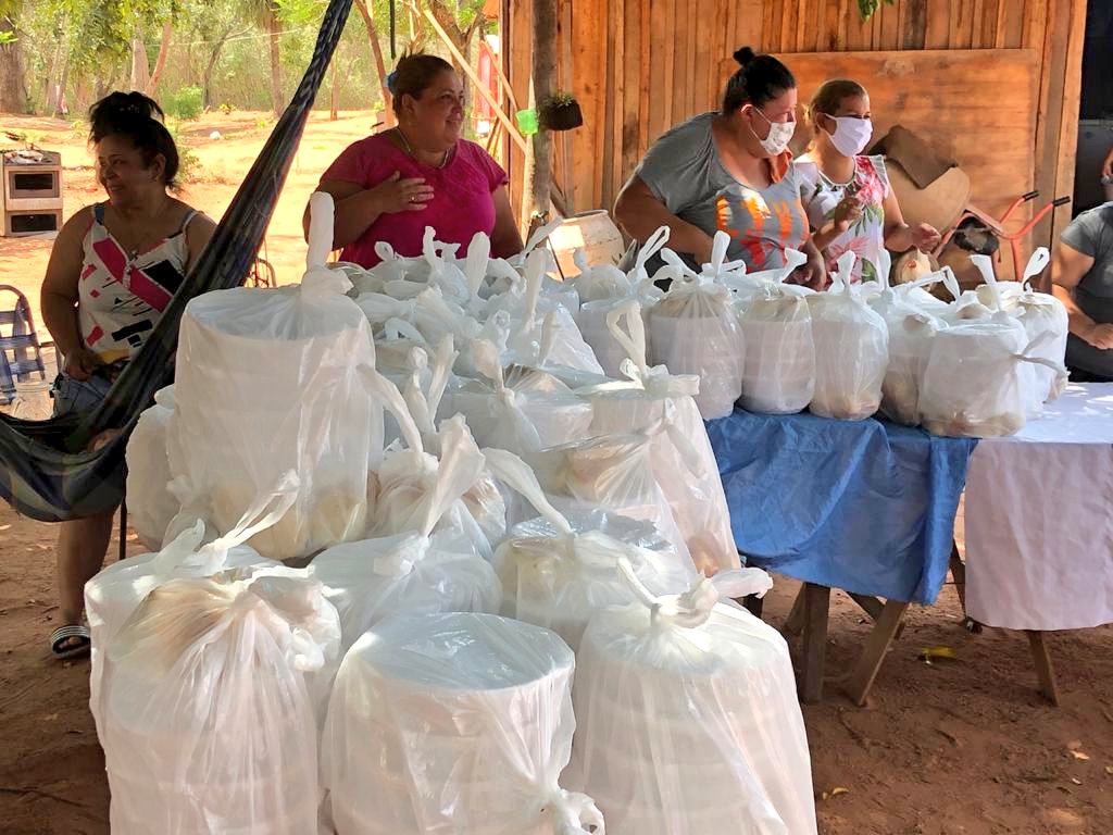 Unos 3.000 platos de comida fueron repartidos a familias de Luque. Foto: @silvana_abdo