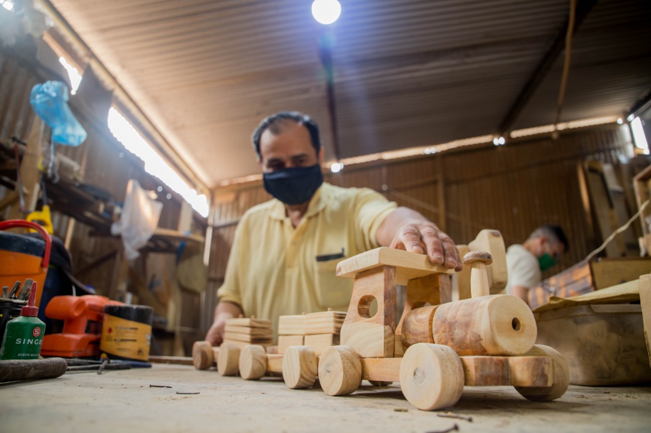 Abelardo ya dio vida a más de 2 millones de piezas didácticas de madera. Foto: Ministerio de Justicia.