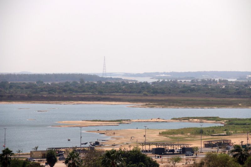 Se descubren grandes pedazos de arena sobre la bahía de Asunción debido a la bajante del río Paraguay.