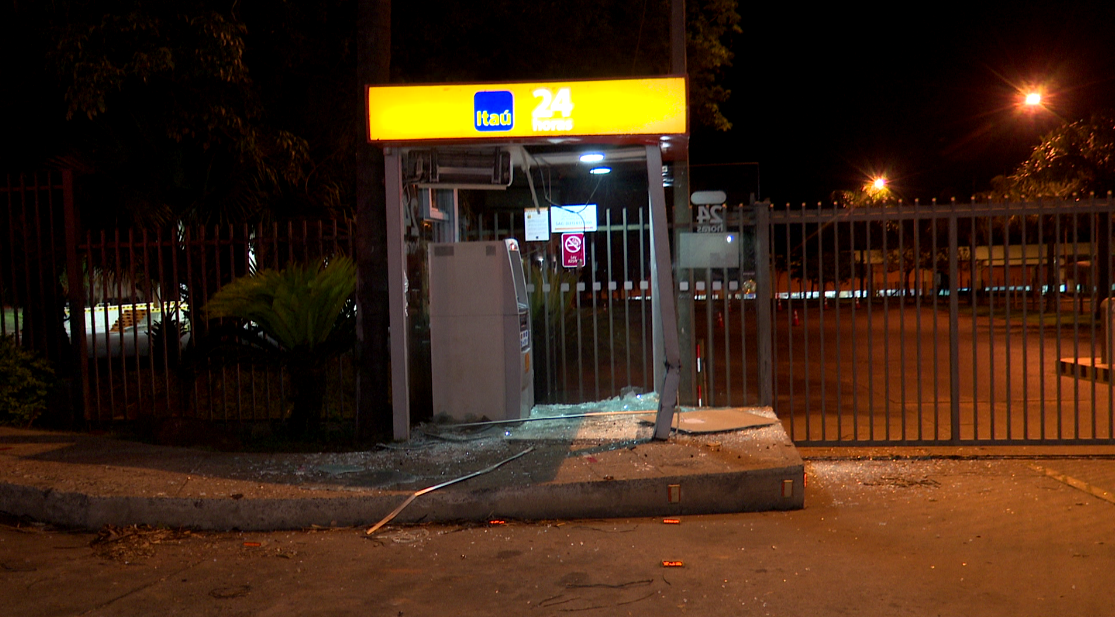 La cabina del cajero automático quedó severamente dañada tras el impacto.