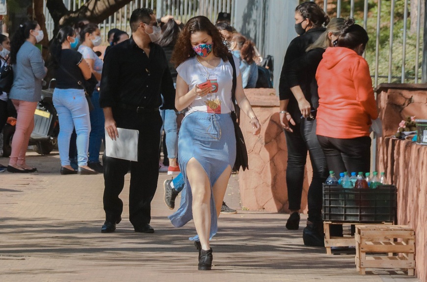 Gente caminando en las calles de Asunción