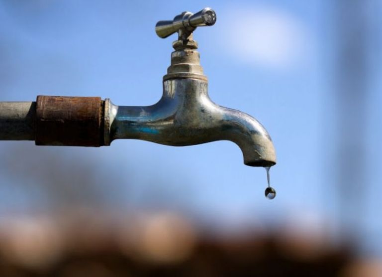 El servicio de agua potable se vio resentido en varios barrios de la capital. Foto referencial.
