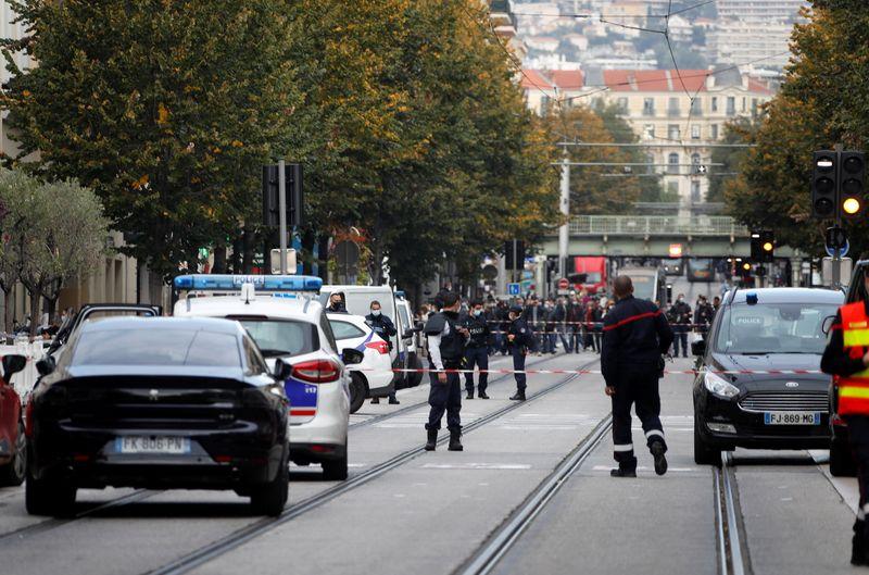 Tras un ataque con cuchillo, tres personas murieron en Niza, Francia. Foto: @ReutersLatam