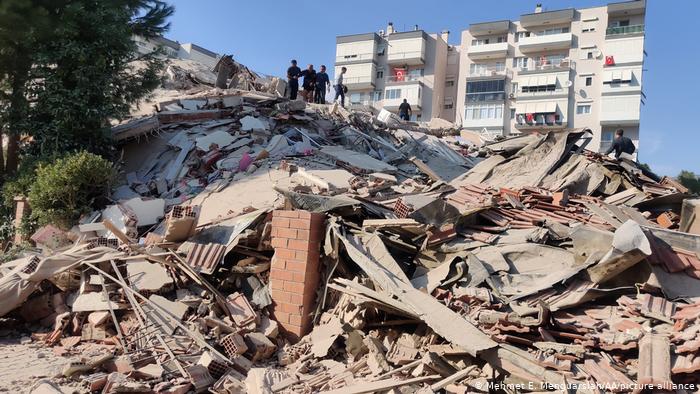 Edificios derrumbados por el terremoto en Izmir, Turquía. Foto: AA.