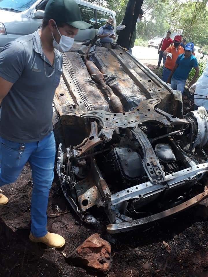 El joven habría perdido el control en una curva, impactó contra un árbol y terminó volcando aparatosamente. Foto: Gentileza.