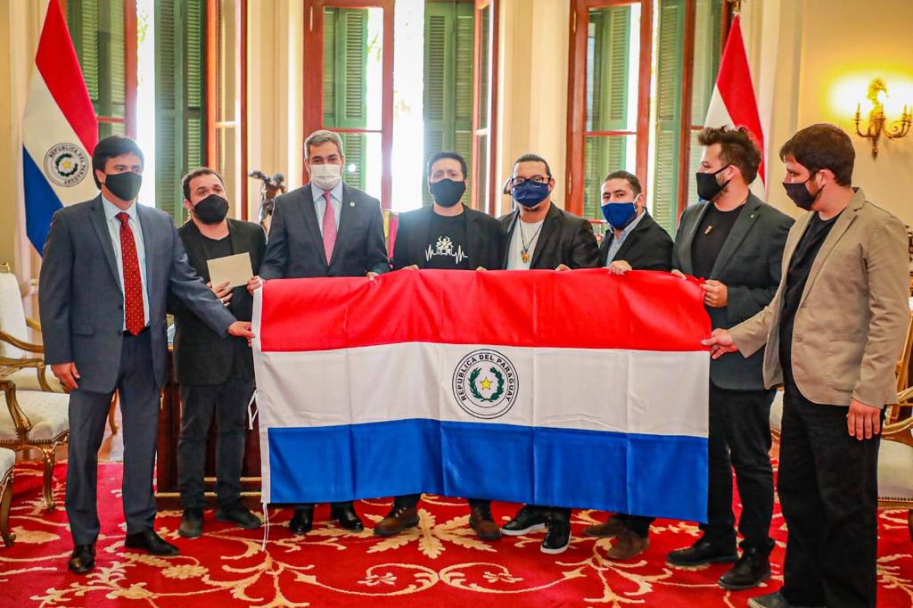 Tierra Adentro y Presidente Abdo con la bandera paraguaya.