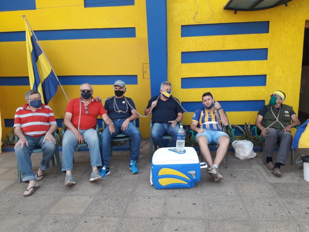Miembros de varios movimientos internos de la oposición, se encadenaron frente al club. Foto: @tonizelaya (cronista de Radio Uno).