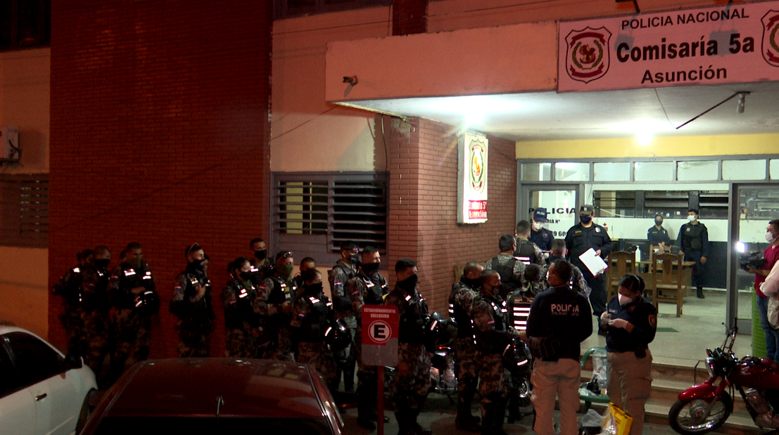Pobladores de Chacarita acusan a agente Lince de herir a una niña. Foto: Unicanal.