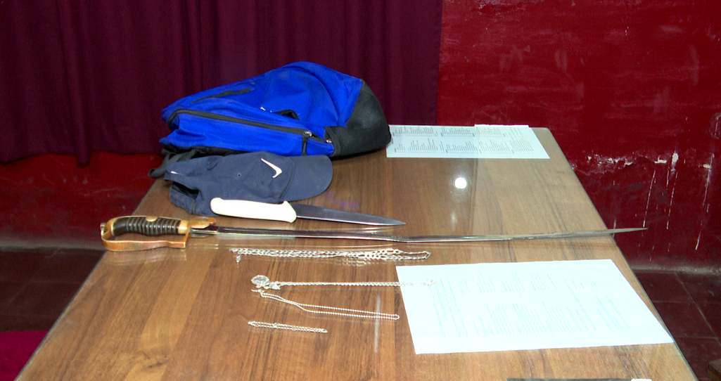 Los detenidos portaban un sable y un cuchillo de carnicero. Foto: Unicanal.