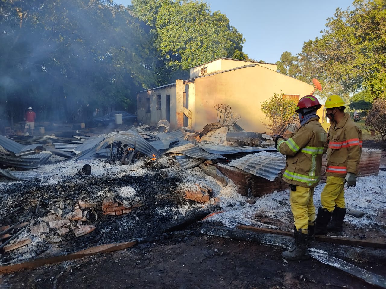 El incendio se produjo en horas de la madrugada de este miércoles en Repatriación. Foto: Raúl Masqueda, corresponsal de Caaguazú del Grupo JBB.