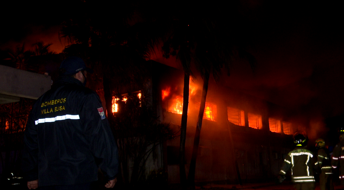 El incendio consumió por completo la fábrica de colchones en Lambaré.