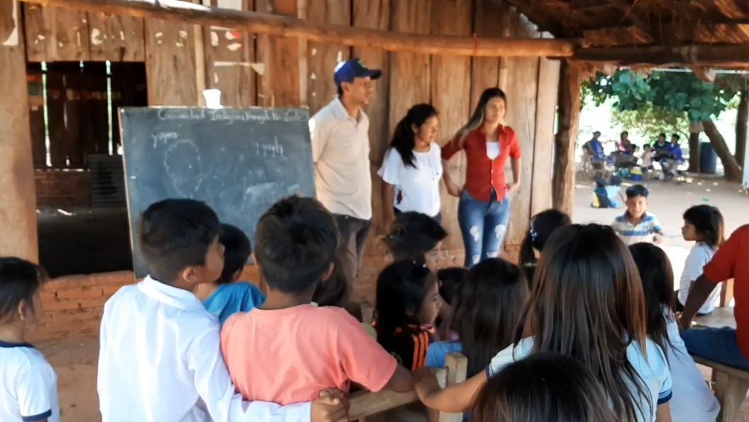 Los niños estudian en precarias condiciones. Foto: Captura de video / Lorenzo Agüero, corresponsal de la zona del Grupo JBB.