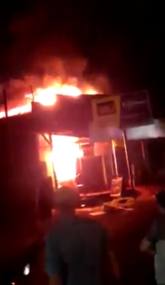 Un local comercial de Edelira fue consumido totalmente por las llamas. Foto: Captura de video.