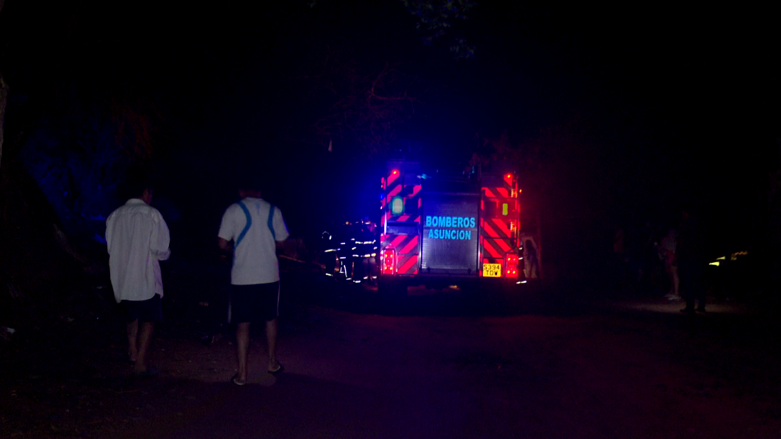 Tres dotaciones de bomberos acudieron hasta el sitio para contener las llamas y sofocarlas.