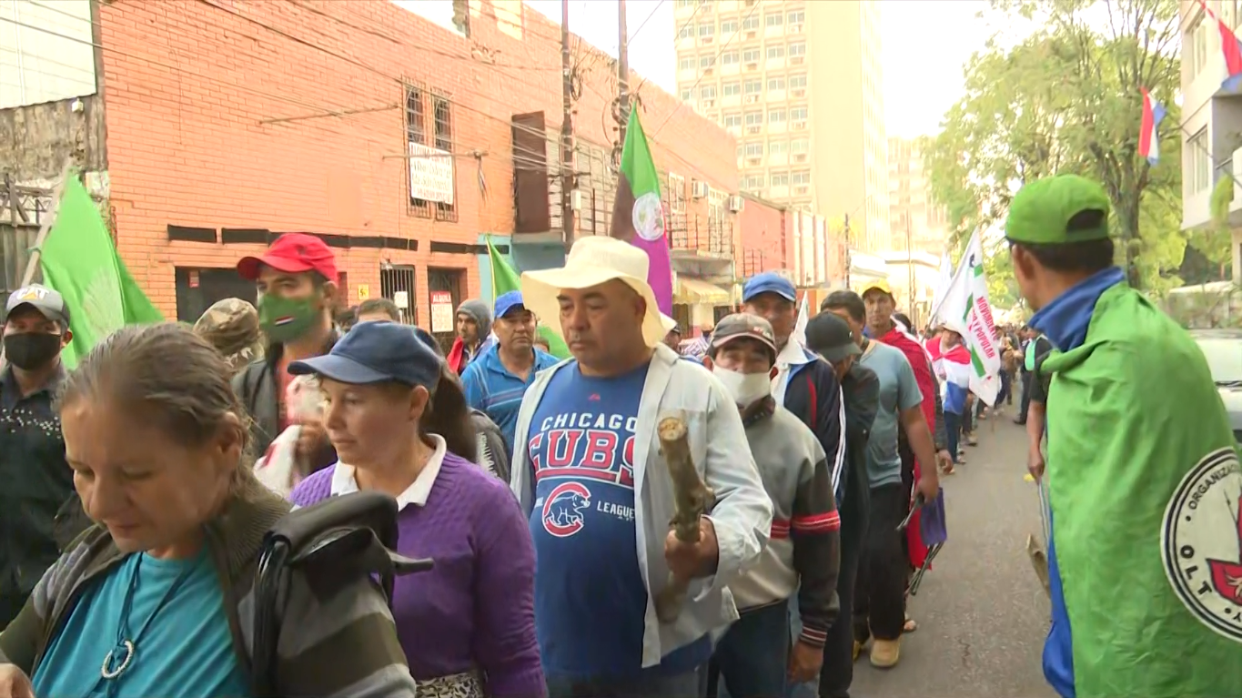 Marcha campesina por el microcentro asunceno.