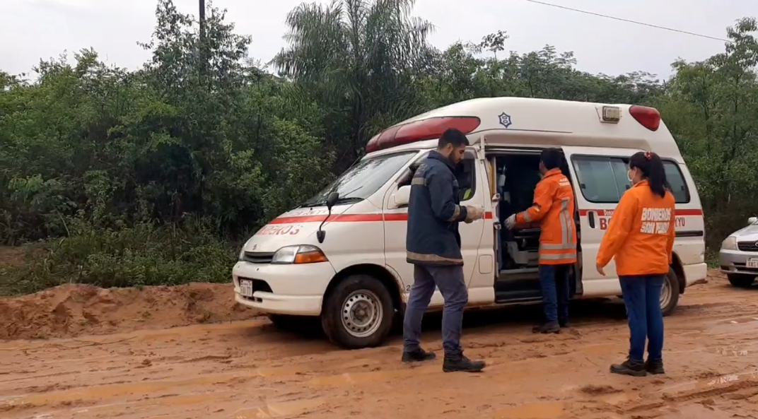 El rescate y liberación fue realizado por bomberos voluntarios de San Pedro. Foto: Captura de pantalla / Video de Lorenzo Agüero (corresponsal de la zona del Grupo JBB).