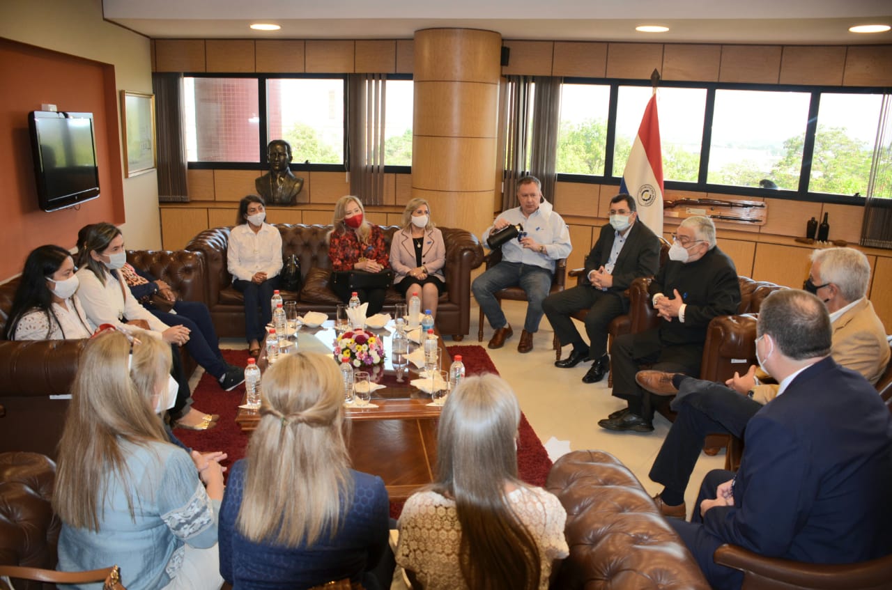 Reunión de familiares de secuestrados con senadores y el ministro de la Corte Suprema de Justicia. Foto: @SenadoresPy
