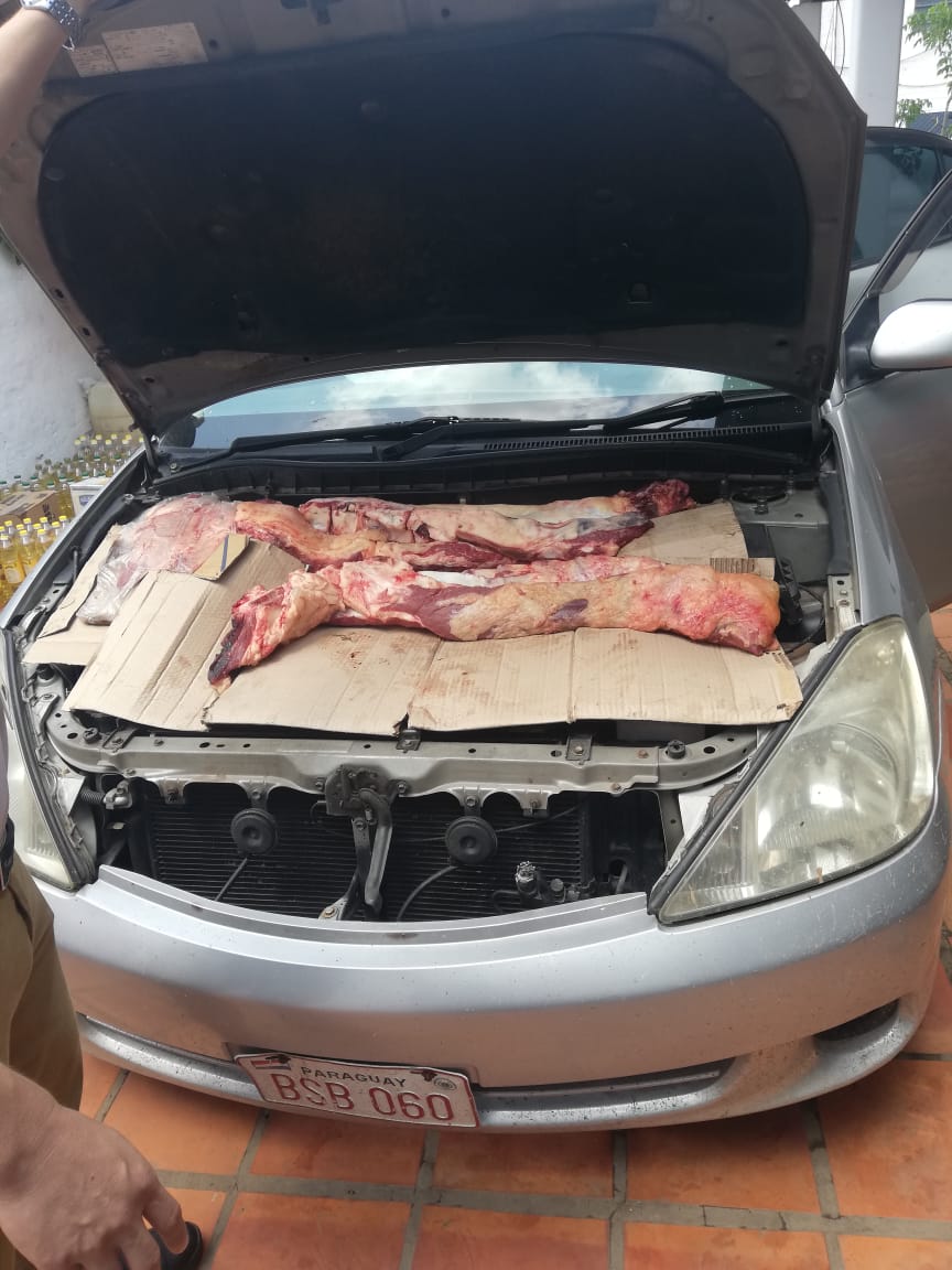 carne vacuna oculta en el motor de un vehículo.