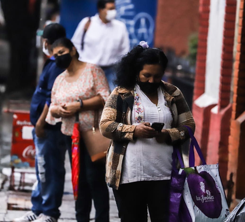 No bajar la guardia con las medidas sanitarias posibilitará que se reduzca el impacto de una nueva ola del Covid-19. Foto: Agencia IP.