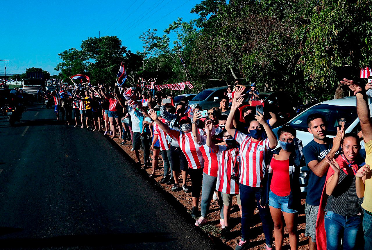 Hinchada albirroja.