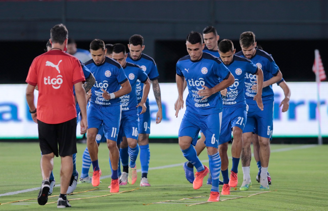 Albirroja preparándose en la cancha.