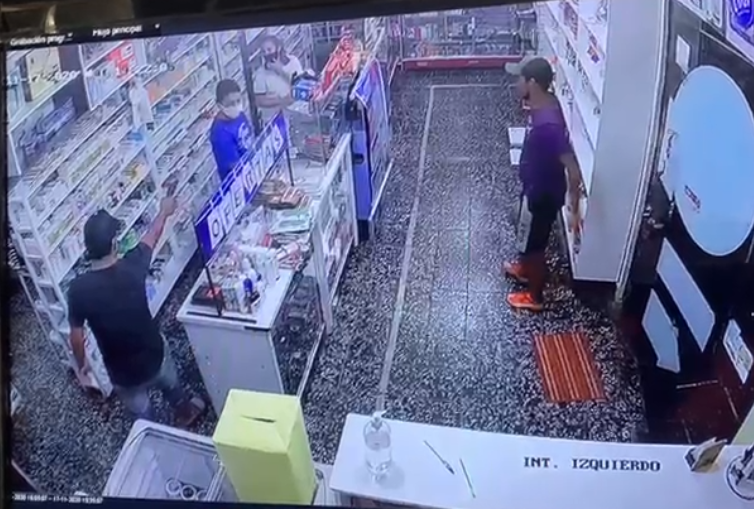 Los delincuentes se llevaron la recaudación del día. Foto: Captura de video.