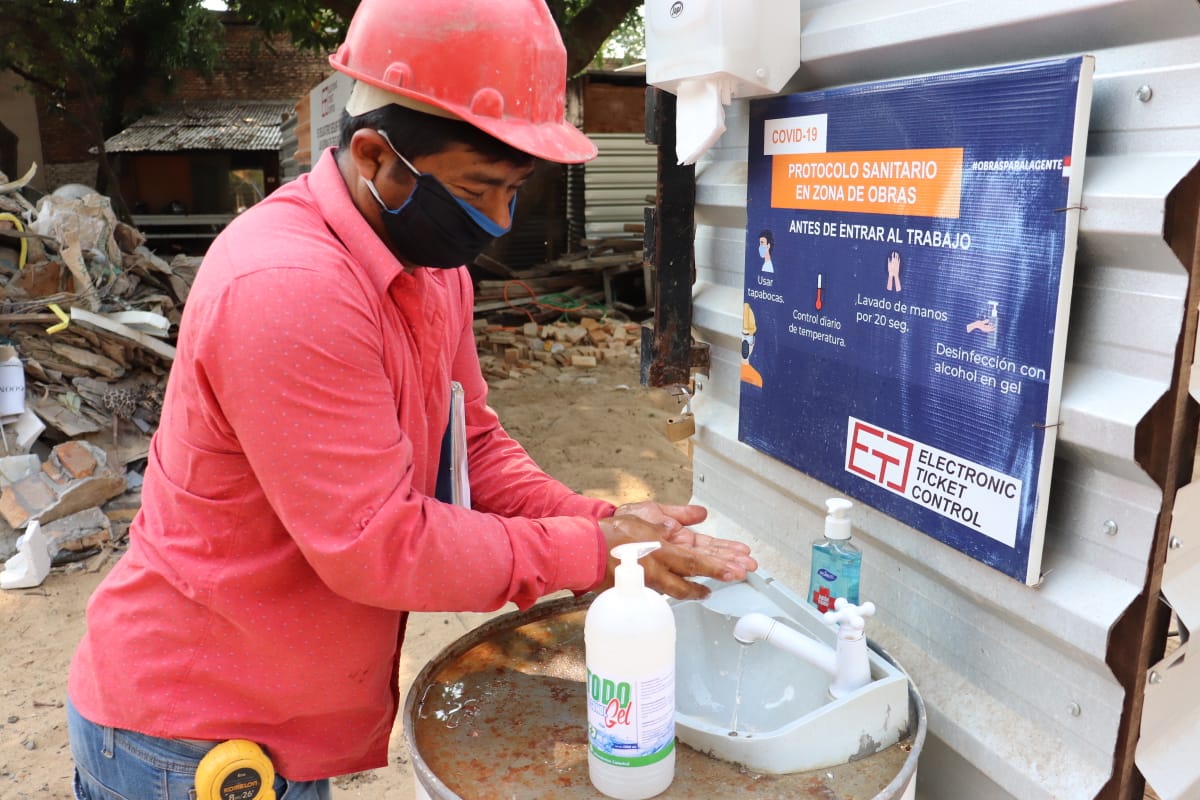 Trabajador lavandose las manos.