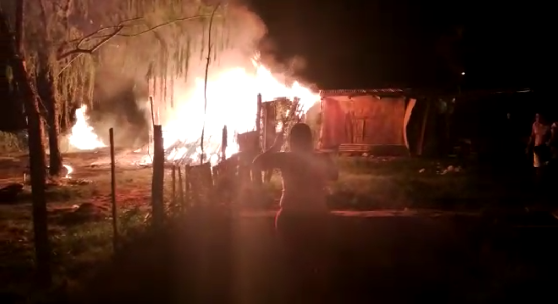Vecinos evitaron que las llamas se propagaran a viviendas aledañas. Foto: Captura de video.