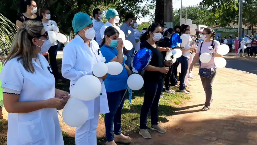 Familiares y compañeros de trabajo recibieron al cortejo fúnebre en San Pedro. Foto: Captura de video / Lorenzo Agüero, corresponsal de la zona del Grupo JBB.