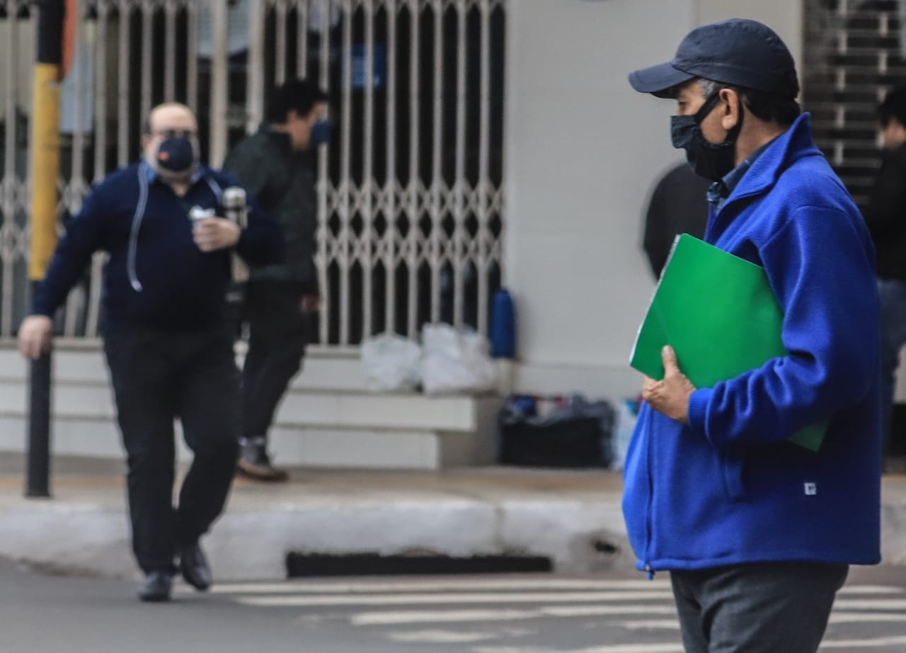 Personas caminando en asunción.