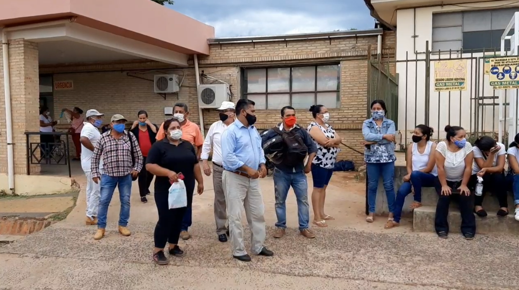 Los ciudadanos se manifestaron frente al Hospital Regional de San Pedro. Foto: Captura de video / Lorenzo Agüero, corresponsal de la zona del Grupo JBB.
