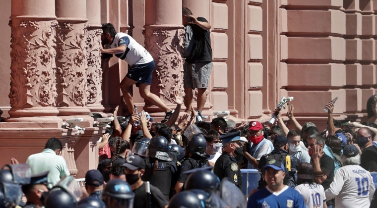 Disturbios durante el velorio de Maradona en la Casa Rosada