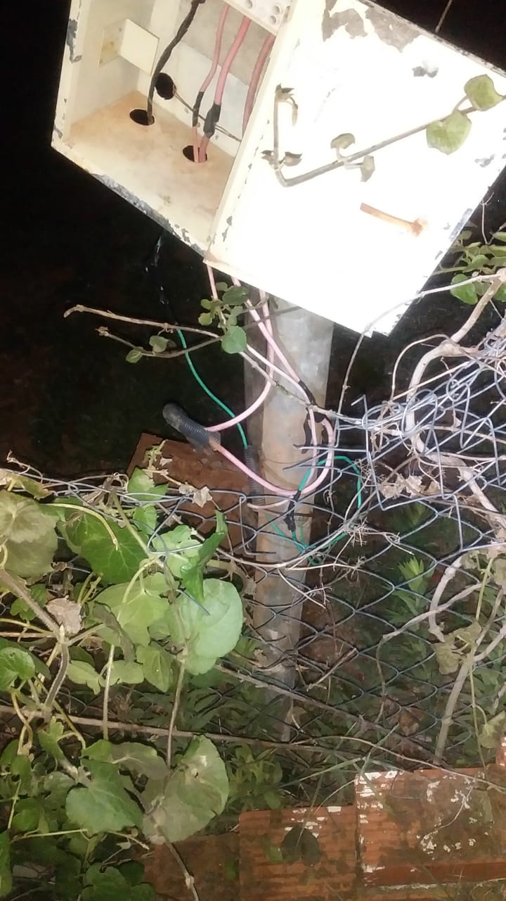 Un cable pelado hizo contacto con el cerco de una cancha de fútbol. Un joven falleció electrocutado. Foto: Gentileza.