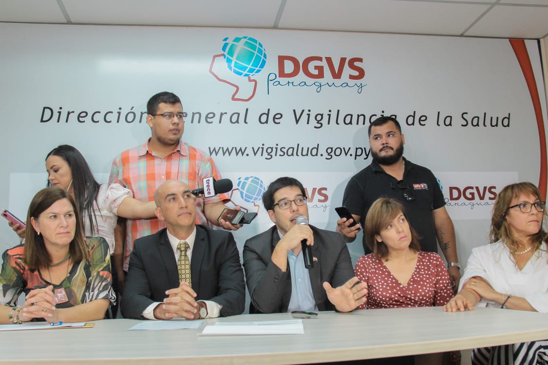 Autoridades sanitarias en conferencia de prensa.